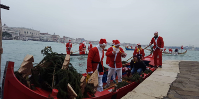 Babbi Natale portano a Venezia gli alberi cadut...