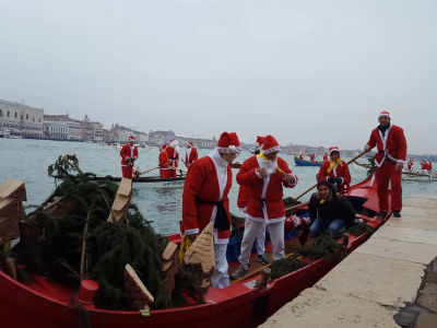 Babbi Natale portano a Venezia gli alberi caduti ad Asiago