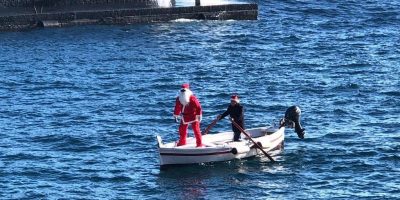 A Lipari, Babbo Natale è giunto su una barca a ...