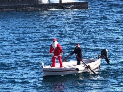 A Lipari, Babbo Natale è giunto su una barca a remi