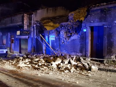 Catania colpita da un violento terremoto, crollate case e chiese