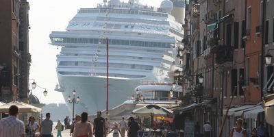 Venezia, arriva la tassa di sbarco per chi non ...