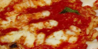 Non ritirano 60 pizze, il ristoratore le dona a...