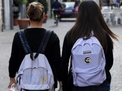 Imparano il linguaggio dei segni come dono natalizio a compagna non udente