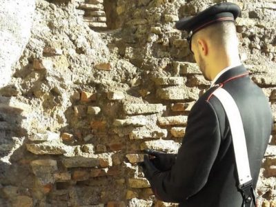 Ruba frammento di muro del Colosseo, denunciato turista americano