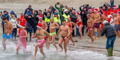 Misano, in 50 al tradizionale tuffo di Santo St...