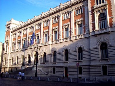 Montecitorio, seduta per il Def tra bagarre e stop ai lavori