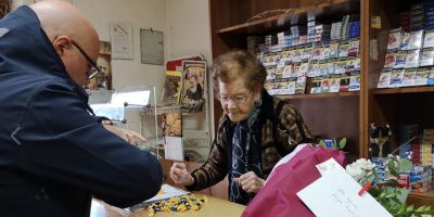 A 90 anni mette in fuga il rapinatore dal suo n...