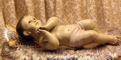 “Rapisce” il bambino dal presepe, p...