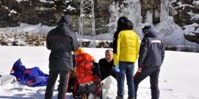La slitta finisce contro un albero, muore bimba...
