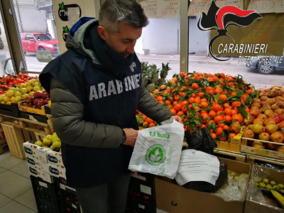 Sequestrate 5 milioni di borse di plastica con falsa dicitura