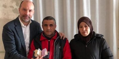 Trova borsello e lo rende: il gesto gli vale l&...