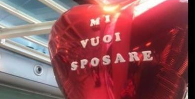 Alza un cuore per chiedere di sposarlo, l’...