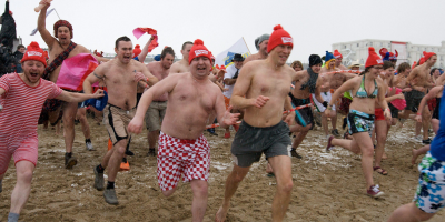 Esercito di temerari si tuffa nelle gelide acqu...