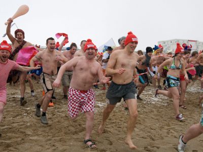 Esercito di temerari si tuffa nelle gelide acque del Mare del Nord