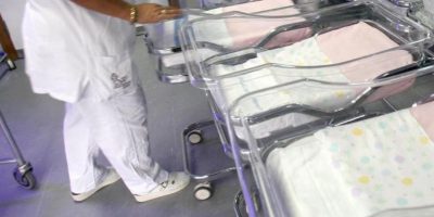 Bimba nasce dopo 12 ore di travaglio, il medico...