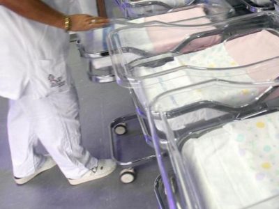 Bimba nasce dopo 12 ore di travaglio, il medico la salva e muore d’infarto