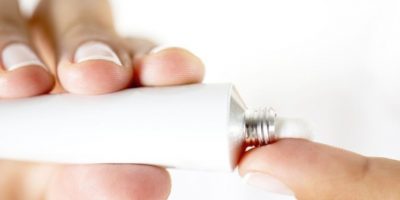 Chiede una pomata per gli occhi ne riceve una c...