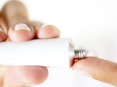 Chiede una pomata per gli occhi ne riceve una contro l’impotenza