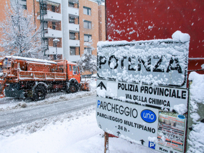 Maltempo: mareggiata in Sardegna; emergenza a Potenza