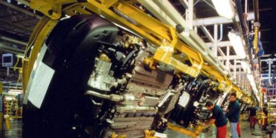 Cala la produzione industriale trascinata dal s...