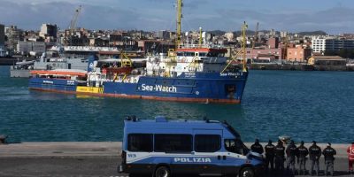 Sea Watch arrivata a Catania migranti identific...