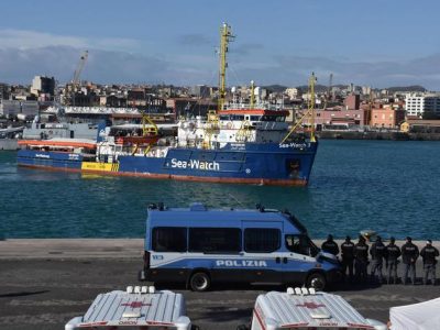 Sea Watch arrivata a Catania migranti identificati e divisi in 2 gruppi