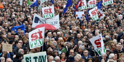 Torino in piazza per chiedere al Governo una sc...