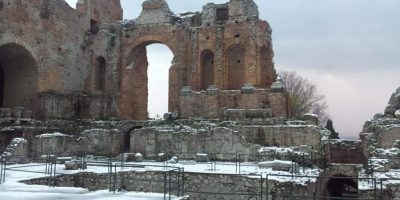 Nevica al sud, tetti e strade imbiancate a Taor...