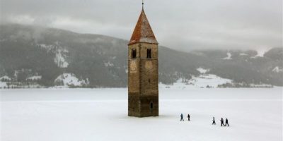 Curon: la suggestiva veduta del campanile somme...