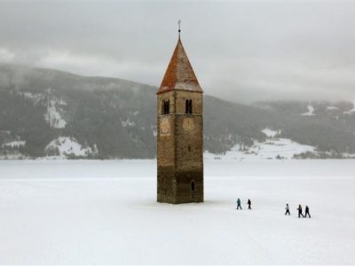 Curon: la suggestiva veduta del campanile sommerso nel ’50