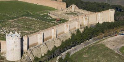 Lucera, la stella del Tavoliere adagiata su tre...