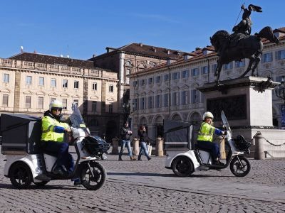 Anche a Torino, dopo Milano, i postini saranno dotati dei tricicli