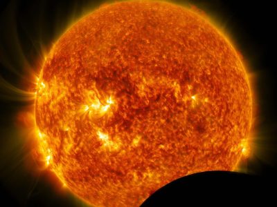 Naso all’insù per l’eclisse:     la luna diventa rosso sangue