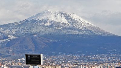 Il Vesuvio è tutto imbiancato e le temperature scendono ancora