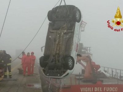 Venezia, auto precipita in acqua per la nebbia: salvo il conducente