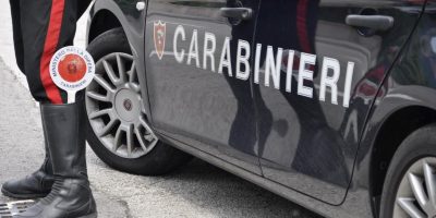 Nel Modenese, una trentenne accoltella i due ge...