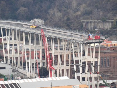 La prima auto ha attraversato il nuovo ponte di Genova