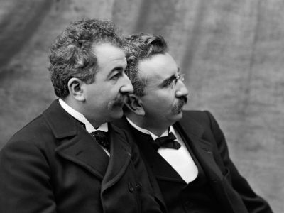 I fratelli Lumière e l’invenzione che segnò la nascita del cinema