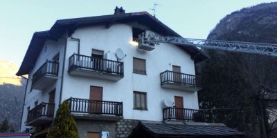 Si getta per salvarsi dalla mansarda in fiamme ...