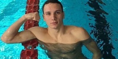 A un mese dalla sparatoria, Manuel torna a nuotare