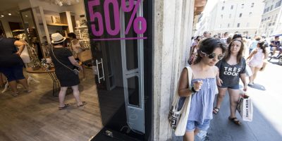 Negozi aperti solo più due domeniche al mese