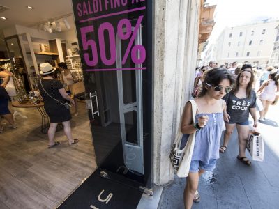 Negozi aperti solo più due domeniche al mese