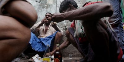 Un liquore adulterato fa oltre 130 vittime in I...