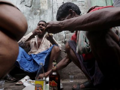 Un liquore adulterato fa oltre 130 vittime in India