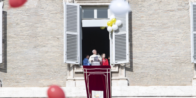 Papa Francesco prega per i bambini e incoraggia...