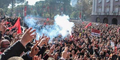 A Tirana quattro ore di battaglia di fronte al ...