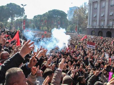 A Tirana quattro ore di battaglia di fronte al Palazzo del Governo