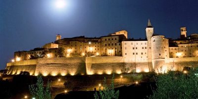 I vicoli medievali di Anghiari, borgo della cel...