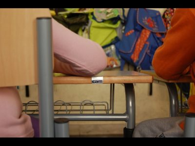 Maestro discrimina un alunno: “Guardate quanto è brutto”